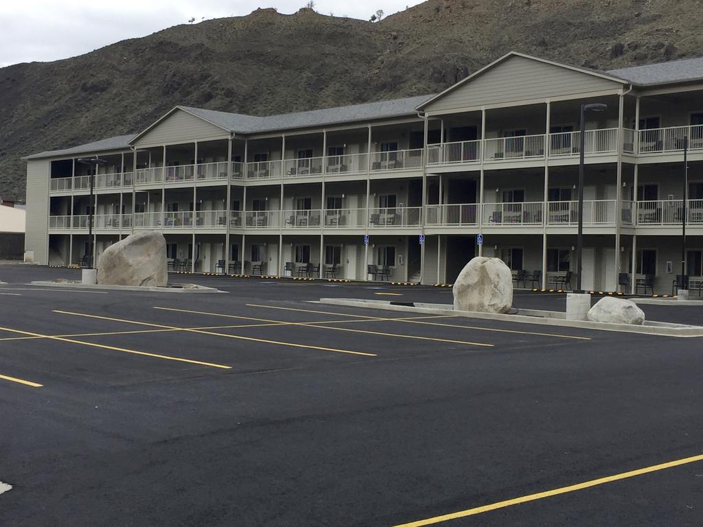 Yellowstone Big Rock Inn Gardiner Exterior photo